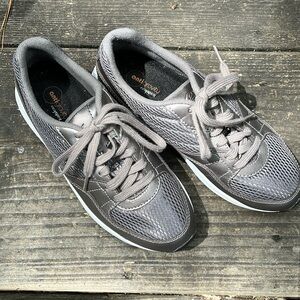 Easy Spirit Galianas Silver Sneakers Size 6.5 Like New